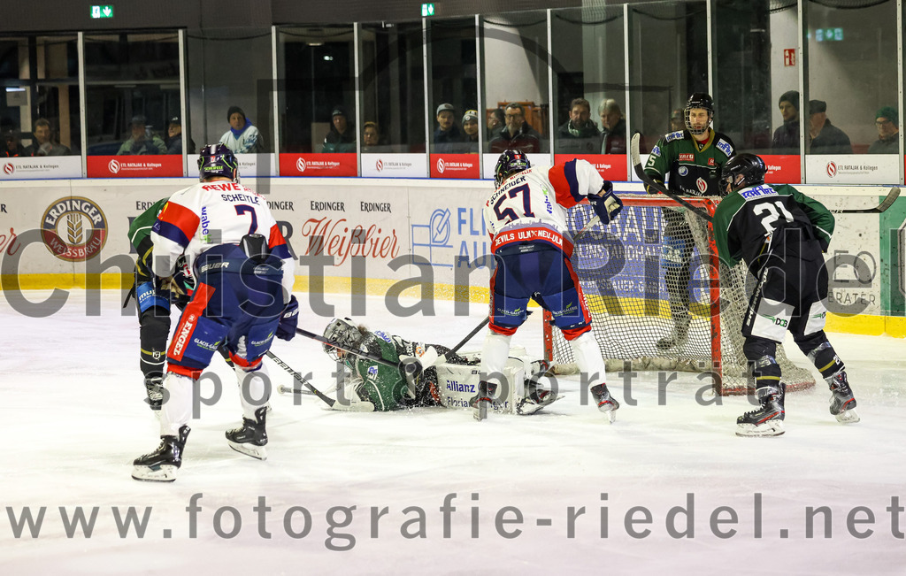 2023-02-19_037_TSV_Erding_gegen_VfE_Ulm-Neu-Ulm | Erding, Deutschland, 19.02.2023:
Eishockey, Bayernliga Meisterrunde Gruppe B 2022 / 2023, 5. Spieltag, TSV Erding gegen VfE Ulm/Neu-Ulm, Endergebnis: 

Torwart Christoph Schedlbauer (Erding Gladiators, #31), Joona Schneider (VfE Ulm/Neu-Ulm e. V., #57), Erik Modlmayr (Erding Gladiators, #21)

Foto: Christian Riedel / fotografie-riedel.net