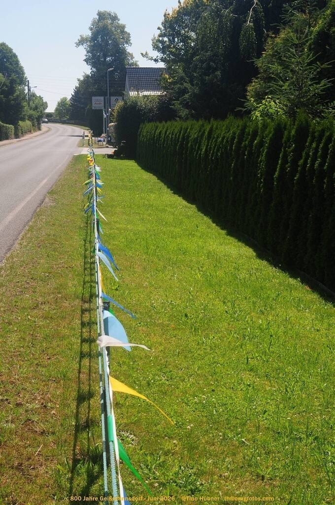 Geißmannsdorf-2026-Ortsbilder-202 | Geißmannsdorf bei Bischofswerda im Sommer 2026. Ein fotografischer Streifzug durch das Dorf Geißmannsdorf, mit Gebäuden, Straßen, Strohpuppen und geschmückten Vorgärten und Grundstücken anlässlich der 800-Jahr-Feier von Geißmannsdorf im Juni 2026 - Realisiert mit Pictrs.com