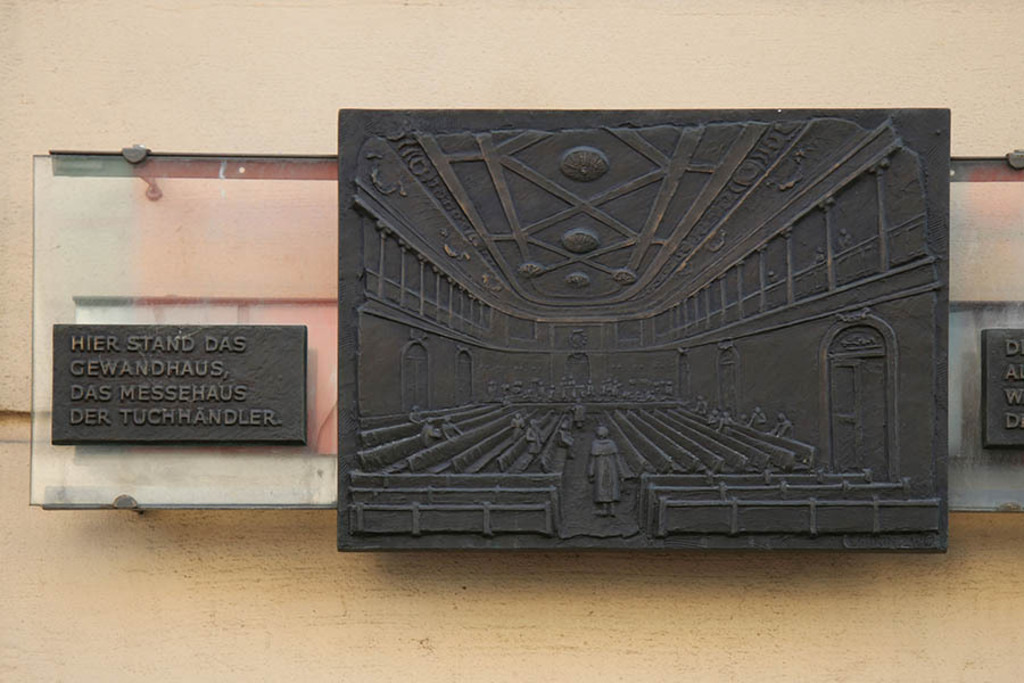 Foto: Leipzig - Gedenktafel Standort Altes Gewandhaus | Das Team hinter BILDLEXIKON LEIPZIG bündelt historische wie aktuelle Informationen über die Stadt Leipzig in Text und Bild auf einer Plattform und stellt diese der interessierten Öffentlichkeit zur Verfügung.