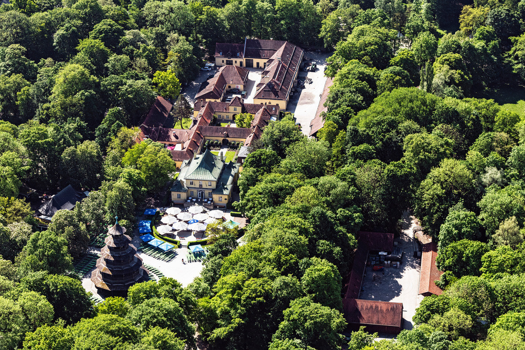 dr__0027412.jpg | MüNCHEN 24.05.2019 Der Chinesische Turm mit Biergarten im Englischen Garten in München Schwabing im Bundesland Bayern. Bei hochsommerlichen Temperaturen sind kaum Gäste an den Tischen und Sitzbänken in der Sonne zu sehen. Im Restaurant ist für eine Feier gedeckt. Der Chinesische Turm ist auch als Chinaturm oder Große Pagode bekannt. // The Chinese Tower beer garden in English Garden in Munich Schwabing in the state Bavaria. In high summer temperatures hardly any guests can be seen at the tables and benches in the sun. The restaurant is set for a celebration. Foto: Daniel Reiter