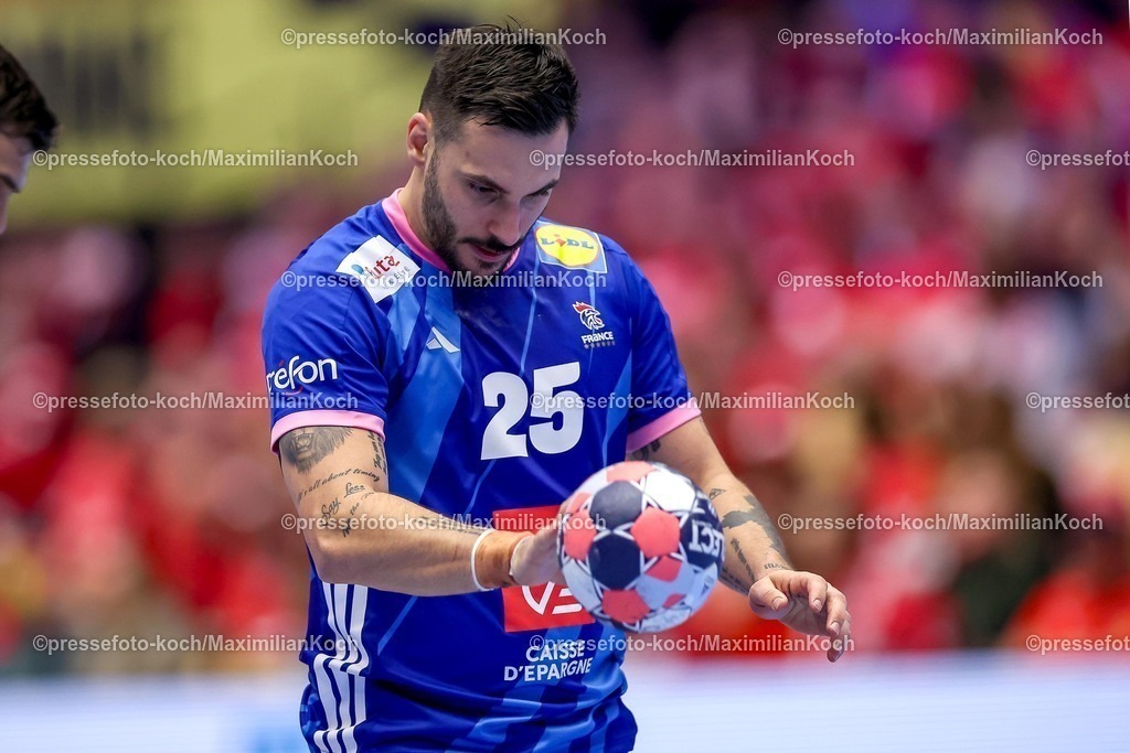 EHF24012601052 | 24.01.2026, Handball, Men's EHF EURO 2026, Frankreich - Portugal, Jyske Bank Boxen in Herning, Dänemark, Main Round:  Hugo Descat (France #25)