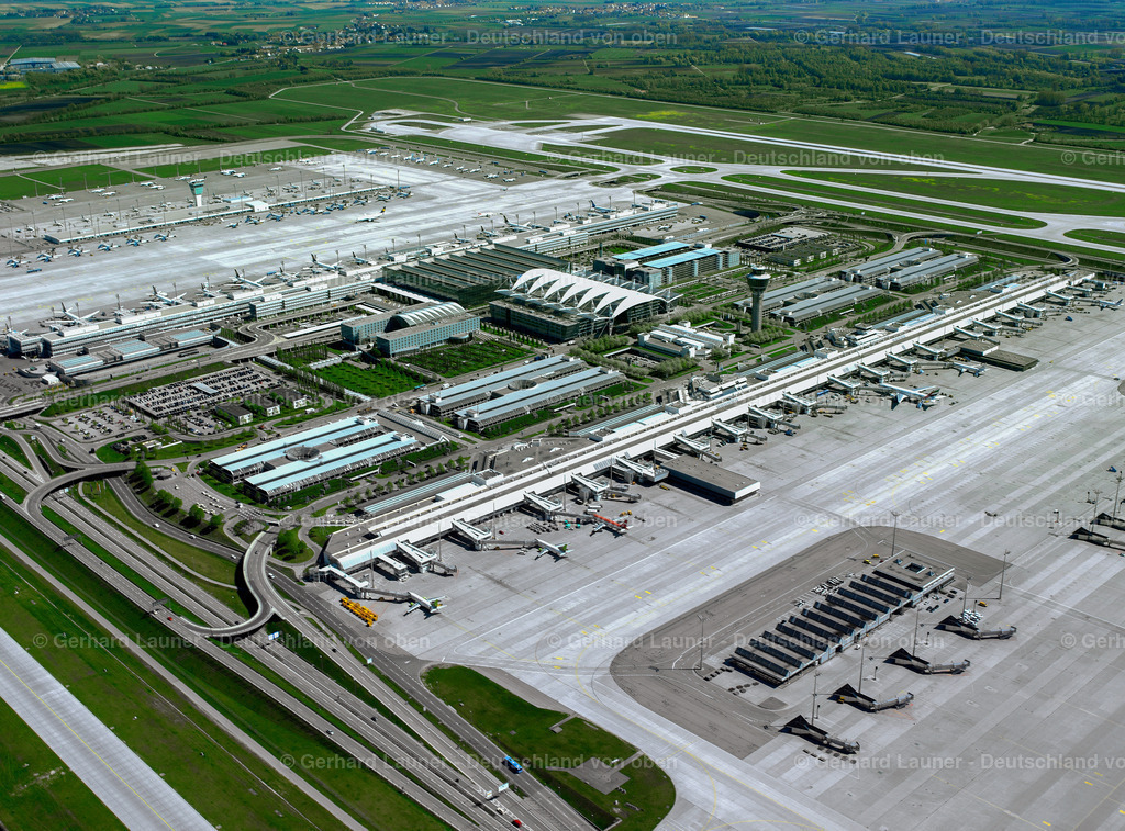 2699009 | Der Flughafen München „Franz Josef Strauß“ (IATA-Code: MUC, ICAO-Code: EDDM) ist der Verkehrsflughafen der bayerischen Landeshauptstadt München. Er liegt im Gebiet der Landkreise Erding und Freising in Bayern