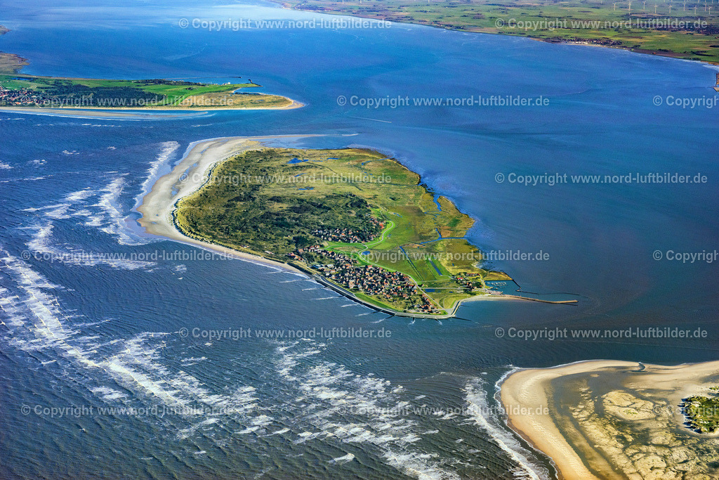 Baltrum_ELS_4147231021 | BALTRUM 23.10.2021 Ortsansicht der Straßen und Häuser der Wohngebiete von West- und Ost- Dorf auf der Nordsee- Insel Baltrum im Bundesland Niedersachsen. // Town View of the streets and houses of the residential areas in Ostdorf and Westdorf on the North Sea island Baltrum in the state Lower Saxony. Foto: Martin Elsen