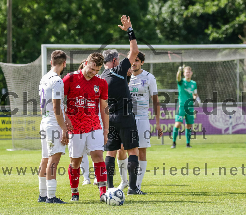 2023-07-30_082_FC_Lengdorf_gegen_SpVgg_Altenerding | Lengdorf, Deutschland, 30.07.2023:
Fußball, Kreisliga 2023 / 2024, 1. Spieltag, FC Lengdorf gegen SpVgg Altenerding, Endergebnis: 1:1

Leart Bilalli (SpVgg Altenerding, #10), Florian Spielberger (FC Lengdorf, #10), Schiedsrichter Carlo Sette, Pedro Flores (SpVgg Altenerding, #6)

Foto: Christian Riedel / fotografie-riedel.net