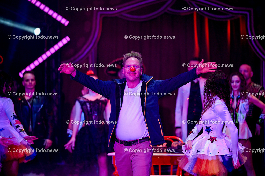 Zirkus Louis Knie_ 17.02.2024-74 | 17.02.2024, Linz, AUT, Circus Louis Knie 2024, im Bild Circus, Zirkus, Zelt, Artisten, Kuenstler, Trapez, Show, Clown, Zuschauer, Hunde, Ponys, Licht, Musik, Akrobaten, Akrobatik, Luftakrobatik