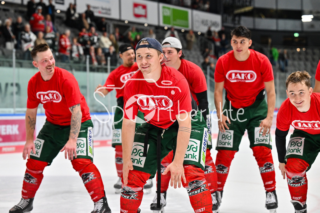 Augsburger Panther - Iserlohn Roosters | Die Augsburger Panther feiern zusammen mit ihren Fans den Heimsieg gegen Iserlohn / Penny DEL: Augsburger Panther - Iserlohn Roosters; Curt Frenzel Stadion am 21.09.2025 / im Florian ELIAS (Augsburger Panther #67)