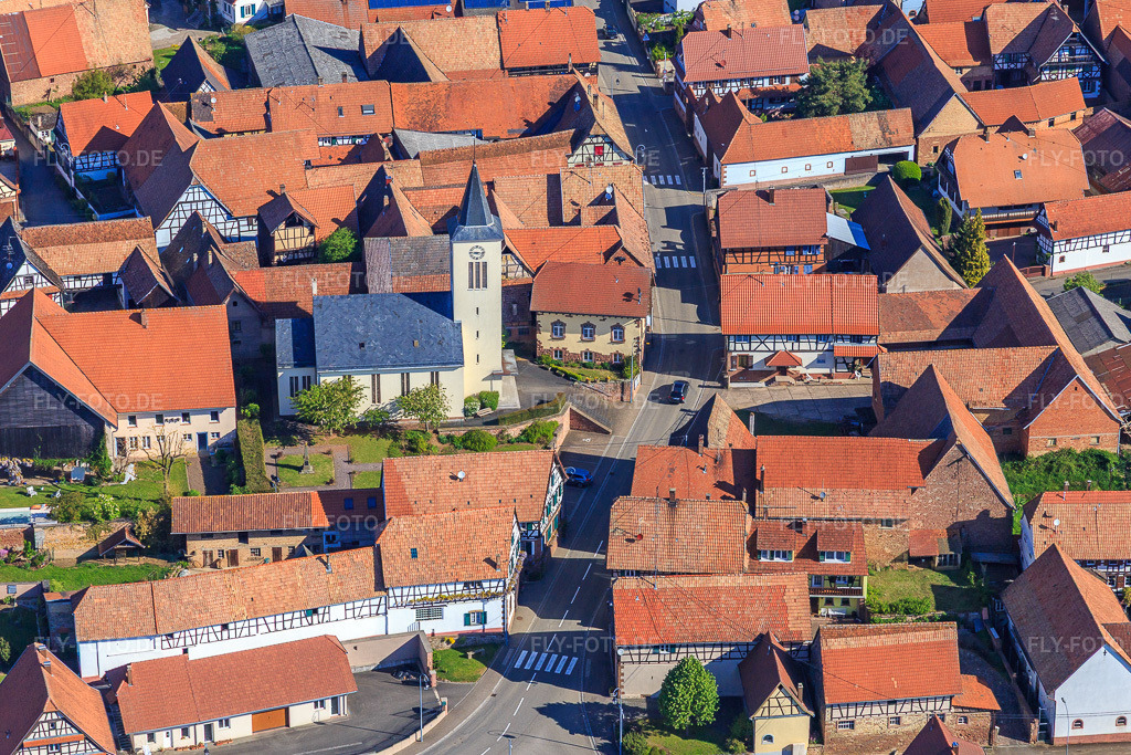 Luftbild: Kirche in Engwiller im Bundesland Bas-Rhin in Frankreich. – Foto: IMG_099440.jpg vom 30.04.2017 durch Werner Riehm/FLY-FOTO.de – Auflösung des Originals: 5119 x 3412 px