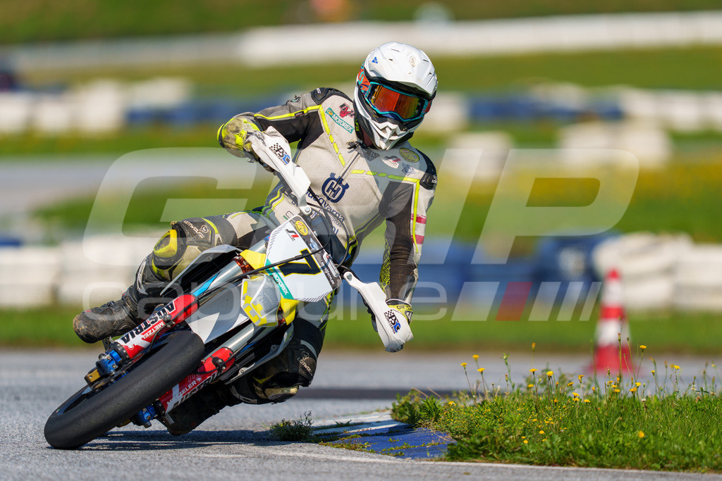 SuperMoto_Staatsmeisterschaft_Greinbach_264 | GRIPcapture steht für authentische Sportfotografie in Österreich – für Momente, die mehr sind als Geschwindigkeit oder Ergebnis. Es geht um Emotion, Spannung, Fokus und den Augenblick, der oft nur einen Wimpernschlag dauert.Ob Motorsport, Teamsport oder 