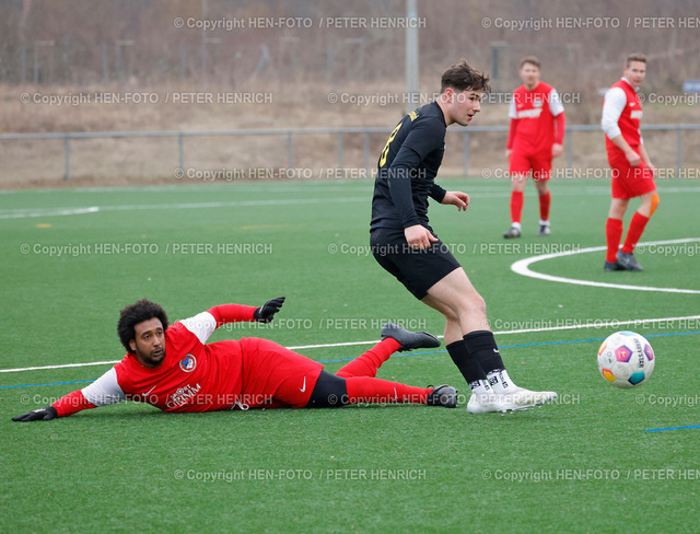 Bickenbach gewinnt 4:1 | 09.02.2025 Fussball Testspiel SKG Bickenbach vs KSG Georgenhausen (4:1) Freundschaftsspiel v. li. Nahom Haile (28 Georgenhausen) Moritz Böhm (8 Bickenbach) (Foto: Peter Henrich / HEN-FOTO) - Realisiert mit Pictrs.com