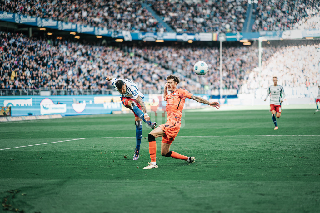 Fußball | Männer | Saison 2024/2025 | 2. Fußball-Bundesliga | 7. Spieltag | Hamburger SV vs. SC Paderborn 07 | 28.09.2024 | v.l. Robert Glatzel (#9, HSV) beim Torschuss gegen Calvin Brackelmann (#4, SC Paderborn 07)