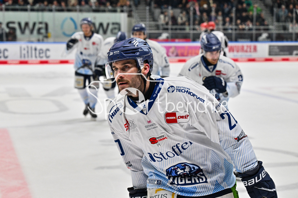 Augsburger Panther - Straubing Tigers | Augsburg, DEUTSCHLAND - 14. NOVEMBER: Jubel der Gäste nach dem Treffer zum 1-4 durch Justin SCOTT (Straubing Tigers 20) / Tor / Torschuetze / Freude / Happy beim Ligaspiel zwischen den Augsburger Panthern und den Straubing Tigers am 18. Spieltag der Penny DEL im Curt Frenzel Stadion am 14.11.2025