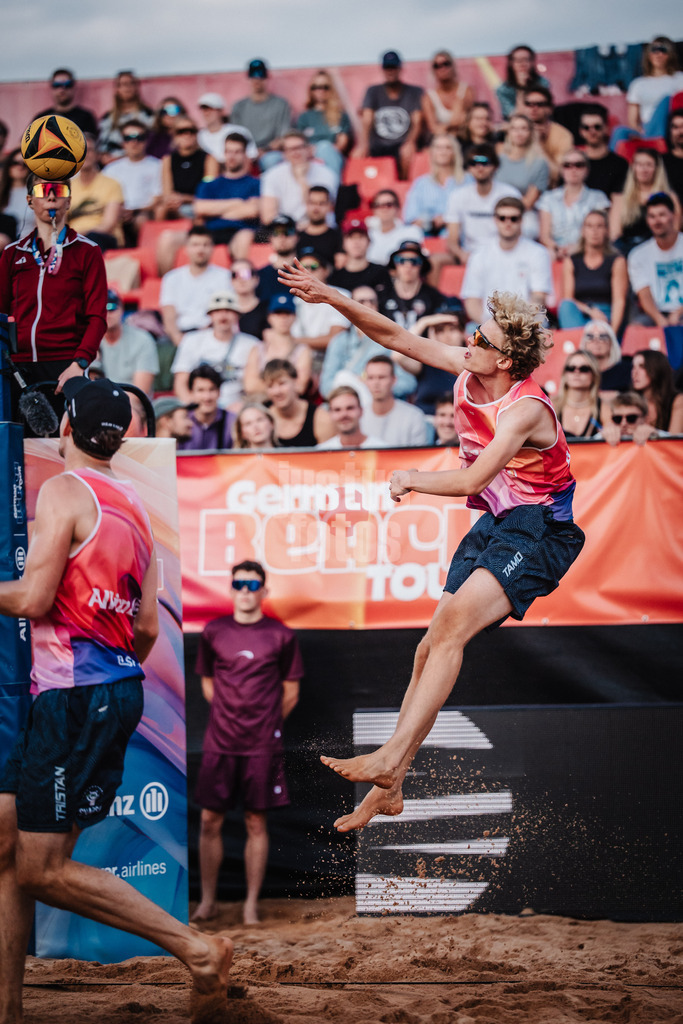 Beachvolleyball | Männer | Allianz German Beach Tour 2025 | Tourstop München | 11.07.2025 | Tamo Wüst beim Angriff