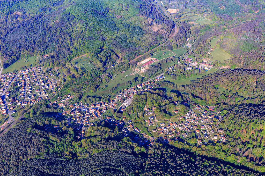Vue aérienne: Vue du village dans la vallée de la Moder avec le château de Hochberg depuis le nord à Wingen-sur-Moder dans le département Bas Rhin, France. Photo: IMG_146043.jpg prise le 01/05/2025 par Werner Riehm/FLY-FOTO.euRésolution de l'original: 5472 x 3648 pxAccueil - Château Hochberg
