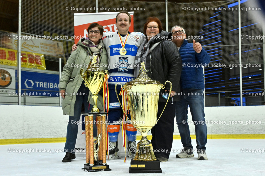ESC Sparkasse Steindorf Meister 2025/26 | #64 Stichauner Fabian ESC Steindorf mit Familie, ESC Sparkasse Steindorf Meister 2025/26, ESC Sparkasse Steindorf Meister 2025/26 am 08.03.2026 in Althofen (Stadthalle Althofen), Austria, (Photo by Bernd Stefan)