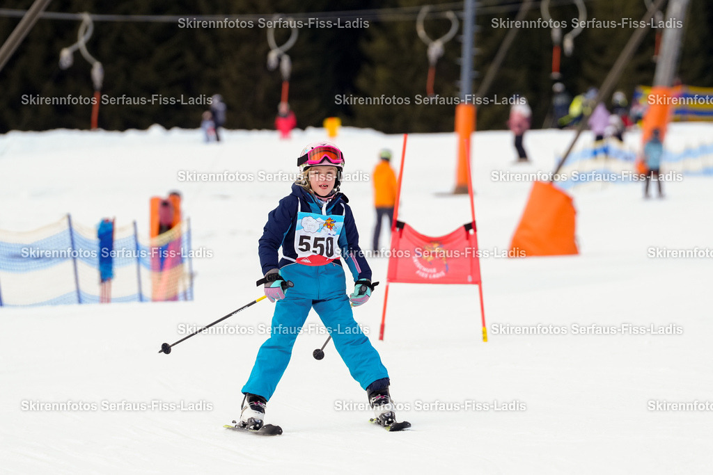 SRF_02.01.2026_0958 | Skirennfotos,Serfaus,Fiss,Ladis,Kinderskirennen,Winter,Tirol,Oberland,skirace,SFL,feelfree,weil wir's genießen,ski,Ski,skifahren,Sonnenplateau, - Realisiert mit Pictrs.com
