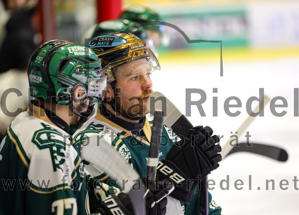 2026-01-30_075_TSV_Erding_gegen_EHF_Passau_Black_Hawks | Erding, Deutschland, 30.01.2026:Eishockey, Oberliga Süd 2025 / 2026, 42. Spieltag, TSV Erding gegen EHF Passau Black Hawks, Endergebnis: 2:6Philipp Michl (Erding Gladiators, #77), Grady Hobbs (Erding Gladiators, #22)Foto: Christian Riedel / fotografie-riedel.net
