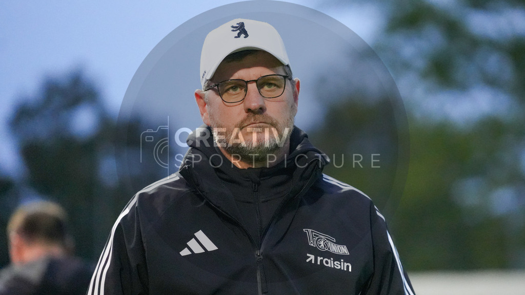 Fußball, Herren, Saison 2025/2026, Testspiel, Freundschaftsspiel, FSV 63 Luckenwalde vs. 1.FC Union Berlin, Mittwoch 08.10.2025, Werner-Seelenbinder-Stadion Luckenwalde, | Fußball, Herren, Saison 2025/2026, Testspiel, Freundschaftsspiel, FSV 63 Luckenwalde vs. 1.FC Union Berlin, Mittwoch 08.10.2025, Werner-Seelenbinder-Stadion Luckenwalde, Im Bild: Steffen Baumgart (Trainer Union) - Realisiert mit Pictrs.com