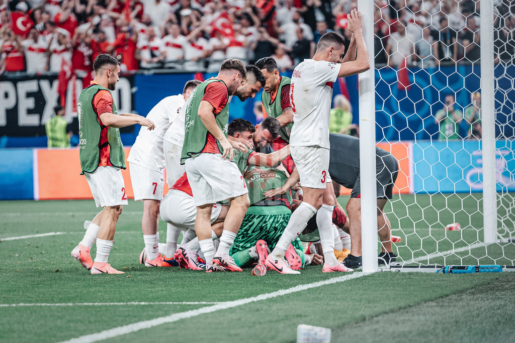 Fußball | Herren | UEFA-Fußball-Europameisterschaft 2024 | Gruppe F | Tschechien vs. Türkei | 26.06.2024 | Jubeltraube um Torschützen Cenk Tosun (#9, Türkei)