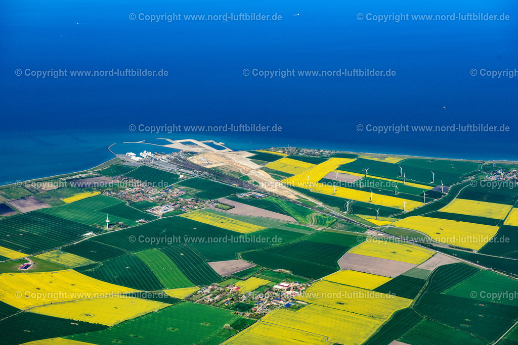 Fehmarn_Puttgarden_Fährhafen_ELS_7898080523 | PUTTGARDEN 08.05.2023 Feld- Landschaft gelb blühender Raps- Blüten in Puttgarden auf der Insel Fehmarn im Bundesland Schleswig-Holstein, Deutschland. // Field landscape yellow flowering rapeseed flowers in Puttgarden on the island of Fehmarn in the state Schleswig-Holstein, Germany. Foto: Martin Elsen