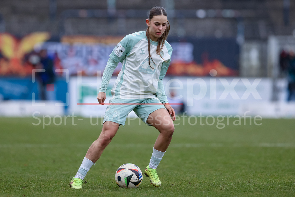 Fussball, Google Pixel Frauen-Bundesliga, 1. FFC Turbine Potsdam - SV Werder Bremen | v.li.: Tuana Mahmoud (SV Werder Bremen, 10) am Ball, Freisteller, Einzelbild, Ganzkörper, Aktion, Action, Spielszene, DIE DFB-RICHTLINIEN UNTERSAGEN JEGLICHE NUTZUNG VON FOTOS ALS SEQUENZBILDER UND/ODER VIDEOÄHNLICHE FOTOSTRECKEN. DFB REGULATIONS PROHIBIT ANY USE OF PHOTOGRAPHS AS IMAGE SEQUENCES AND/OR QUASI-VIDEO.
