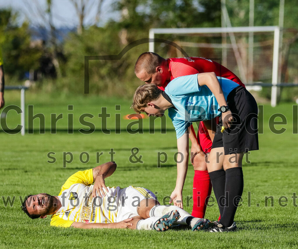 2023-08-18_097_SpVgg_Eichenkofen_gegen_FC_Langenpreising | Erding, Deutschland, 18.08.2023:
Fußball, A-Klasse 2023 / 2024, 3. Spieltag, SpVgg Eichenkofen gegen FC Langenpreising, Endergebnis: 0:2

Patrick Listl (SpVgg Langenpreising, #9), Schiedsrichter David Gasch, Marcel Mundigl (SpVgg Eichenkofen, #45)

Foto: Christian Riedel / fotografie-riedel.net