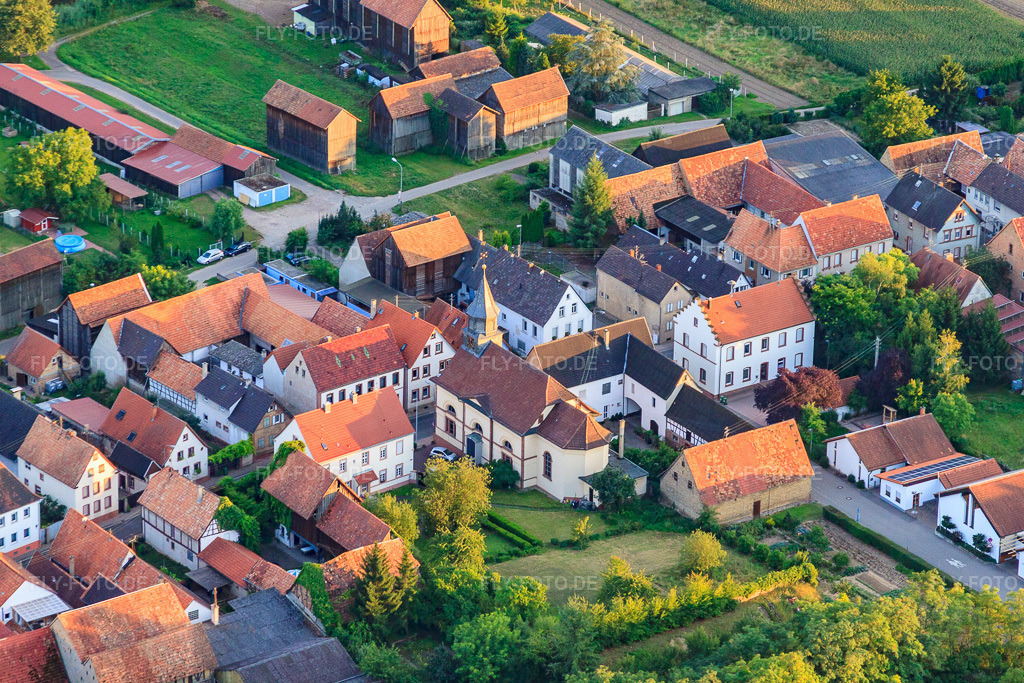 Luftbild: Kirche St. Antonius in Herxheimweyher im Bundesland Rheinland-Pfalz in Deutschland. – Foto: IMG_51621.jpg vom 08.08.2012 durch Werner Riehm/FLY-FOTO.de – Auflösung des Originals: 4752 x 3168 px
