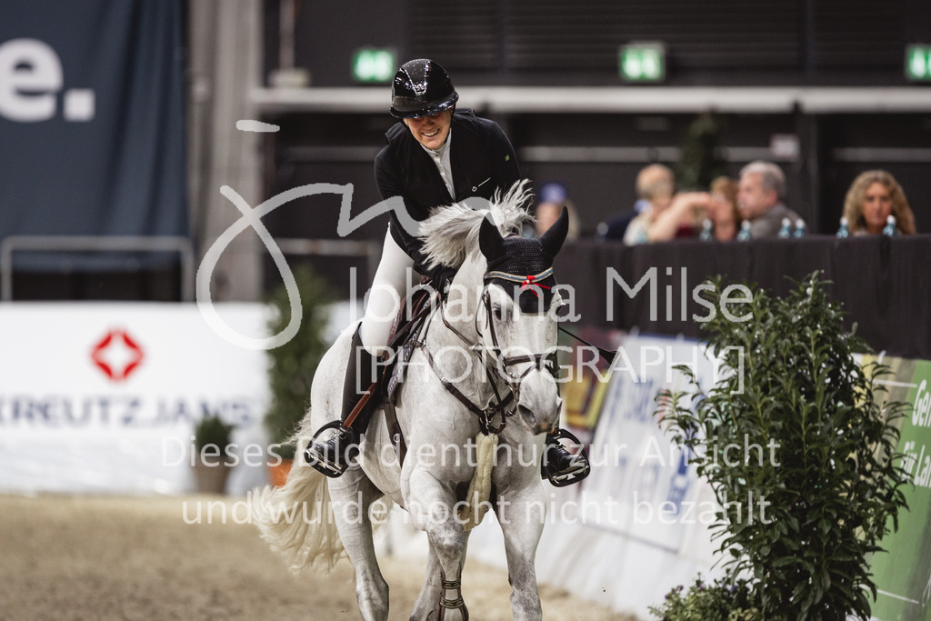 231028_Oldenburg_S1-Spr_Amateure-229 | Deine schönsten Turniermomente als professionelle Fotos! Entdecke hochwertige Pferdesport-Fotografie im Online-Shop. Jetzt Fotos finden & bestellen!