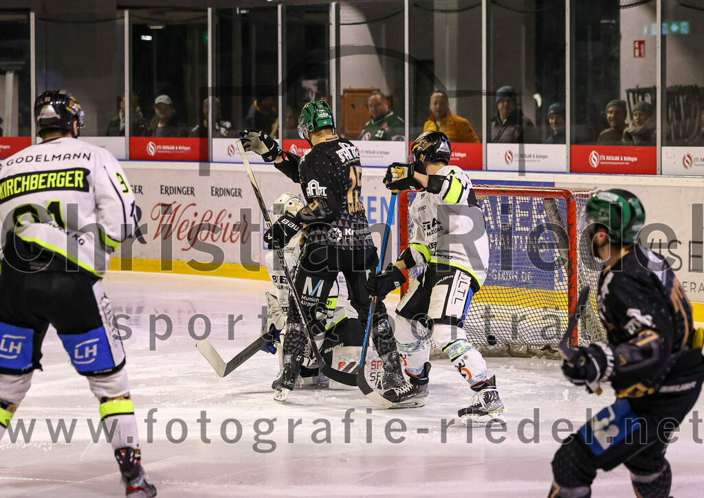 2024-03-01_012_TSV_Erding_gegen_ERSC_Amberg | Erding, Deutschland, 01.03.2024:
Eishockey, Bayernliga Playoffs 2023 / 2024, 5. Spieltag, TSV Erding gegen ERSC Amberg, Endergebnis: 9:0

Elias Maier (Erding Gladiators, #15), Torwart Janik Engler (ERSC Amberg, #30), Philipp Siller (ERSC Amberg, #4)

Foto: Christian Riedel / fotografie-riedel.net