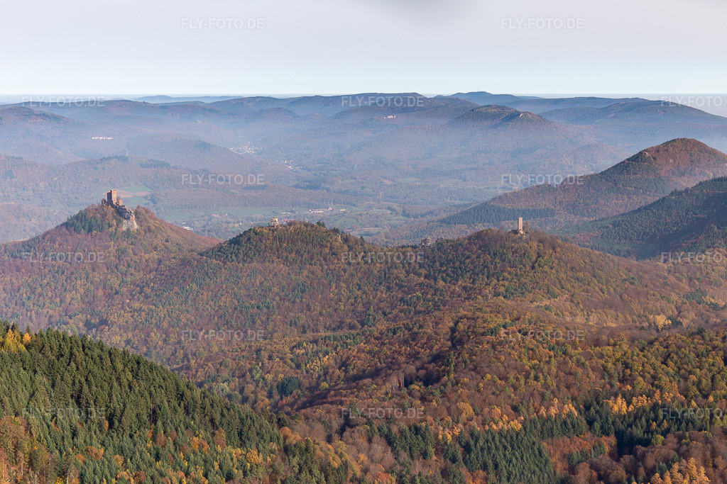 Luftbild: Herbstluftbild der Burgen Trifels, Scharfeneck und Anebos über dem Pfälzerwald in Annweiler am Trifels im Bundesland Rheinland-Pfalz in Deutschland. Foto: IMG_123706.jpg vom 07.11.2020 durch Werner Riehm/FLY-FOTO.de