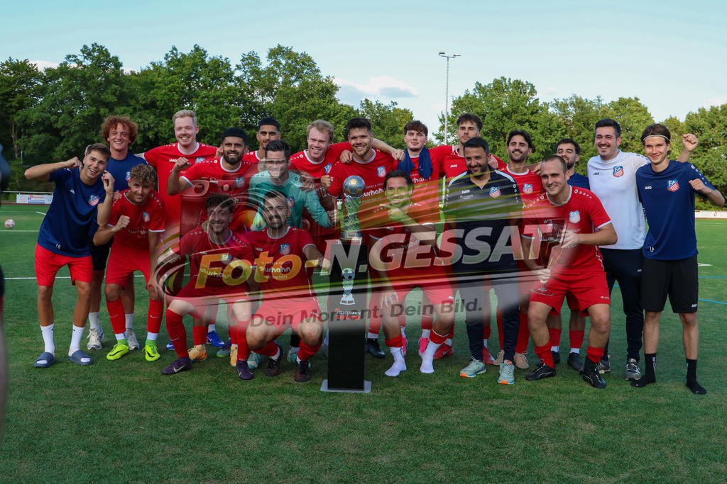 TuS Bardüttingdorf - TuRa Löhne | Auf dem Bild zu sehen: rot SG FA Herringhausen/Eickum: SiegerbildSV Löhne-Obernbeck, SG FA Herringhausen/Eickum, Saison 26/27, Fistelmann SuperCup - Realisiert mit Pictrs.com