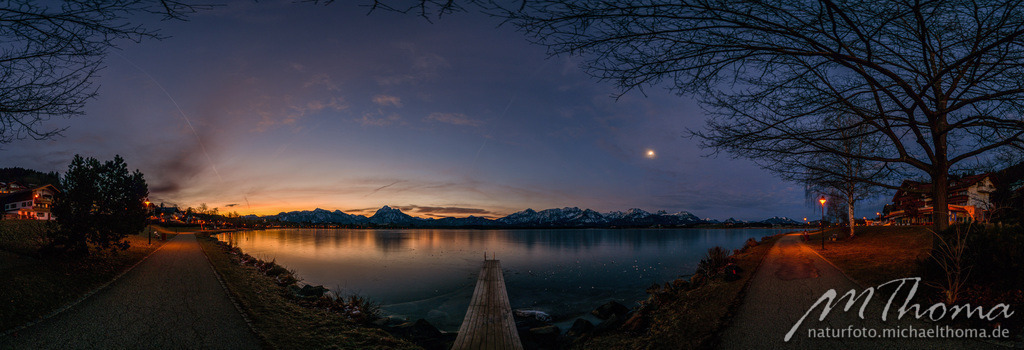 Hopfenseepanorama kurz vor Sonnenaufgang | Dies ist der Online-Shop von naturfoto.michaelthoma.de. Ich bin leidenschaftlicher Naturfotograf und fotografiere von der Andromedagalaxie bis zum Zwergtaucher, von der Ameise bis zum Orionnebel alles was mit Natur zu tun hat. Hier kann eine Auswahl meine - Realisiert mit Pictrs.com