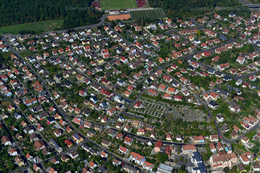 3650662 | HöCHBERG 13.09.2016 Wohngebiet - Mischbebauung der Mehr- und Einfamilienhaussiedlung  in Höchberg im Bundesland Bayern, Deutschland // Residential area - mixed development of a multi-family housing estate and single-family housing estate  in Höchberg in the state Bavaria, Germany Foto: Gerhard Launer