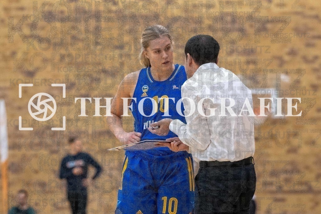 GER, Eisvoegel USC Freiburg - Alba Berlin, Basketball, Toyota Damen Basketball Bundesliga, 6. Spieltag, Saison 2022/2023, 12.11.2022 | Caroline Wich (Alba Berlin Frauen, #10) im Gespraech mit Cristo Cabrera (Alba Berlin Frauen, Cheftrainer)

GER, Eisvoegel USC Freiburg - Alba Berlin, Basketball, Toyota Damen Basketball Bundesliga, 6. Spieltag, Saison 2022/2023, 12.11.2022

Foto: THF Sport/Thomas Heß