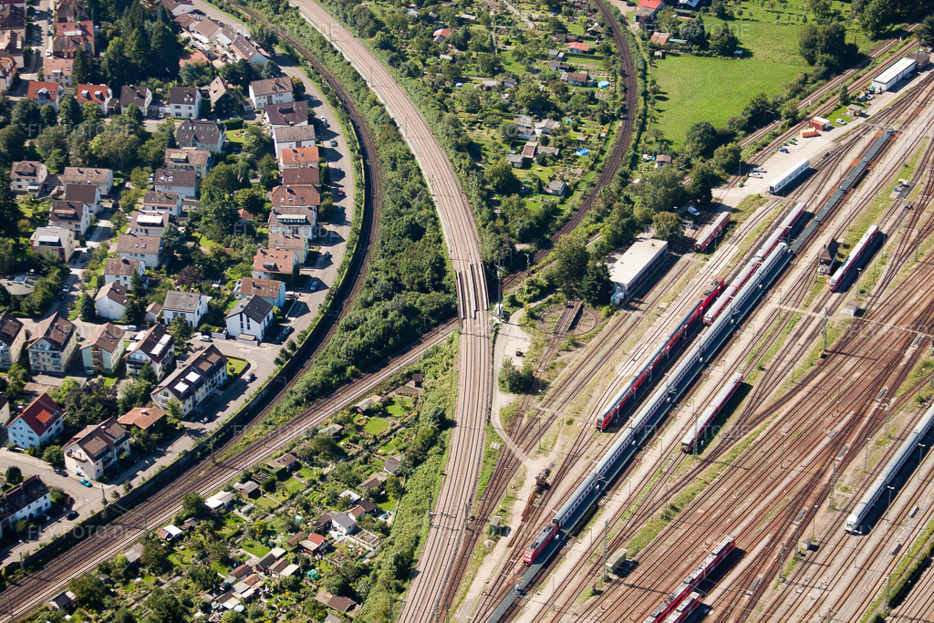 Luftbild: Streckenführung der Bahn- Kreuzung der Schienen- und Gleisanlagen der Deutschen Bahn im Ortsteil Beiertheim-Bulach in Karlsruhe im Bundesland Baden-Württemberg in Deutschland. Foto: IMG_32048.jpg vom 20.08.2010 durch Werner Riehm/FLY-FOTO.de