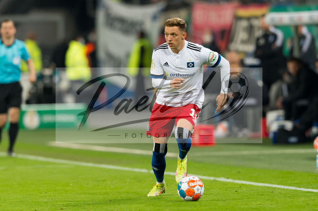 HSVSCF20220419_106 | Fussball, Herren: Sonny Kittel (Hamburger SV) in Aktion, am Ball, Einzelaktion beim DFB-Pokal-Halbfinalspiel zwischen Hamburger SV und SC Freiburg im Volksparkstadion am 19.04.2022 in Hamburg, Deutschland.DFB / DFL REGULATIONS PROHIBIT ANY USE OF PHOTOGRAPHS AS IMAGE SEQUENCES AND/OR QUASI-VIDEO. - Realisiert mit Pictrs.com