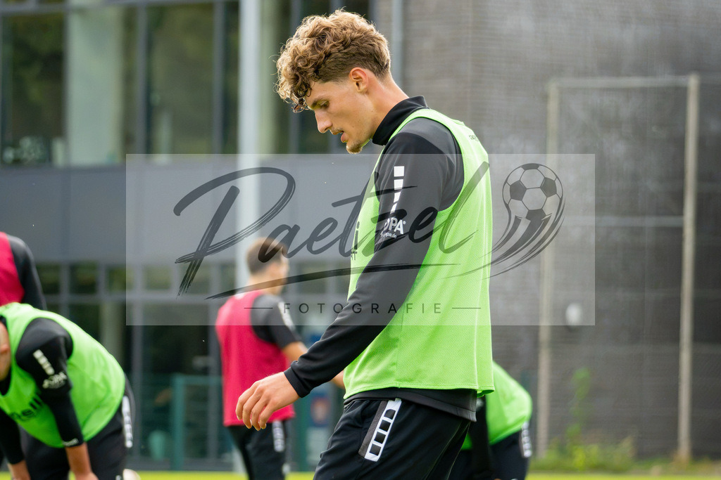 20260909_TRAOSN_0606 | Fußball, Herren: Luca Raimund (VfL Osnabrück) schaut beim Training des VfL Osnabrück am 09.09.2026 im Sportpark Illoshöhe in Osnabrück, Deutschland.(Foto von Nico Paetzel) - Realisiert mit Pictrs.com