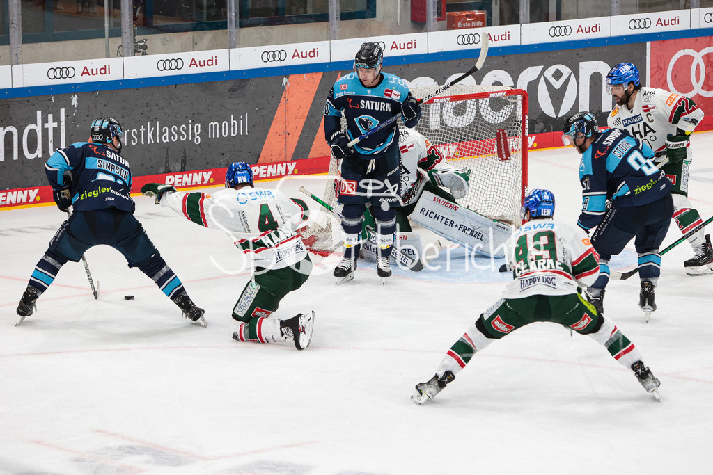 ERC Ingolstadt - Augsburger Panther  | Wayne SIMPSON (ERC #21) wird von Henry HAASE (AEV #4/ohne Schlaeger) am Pass gehindert