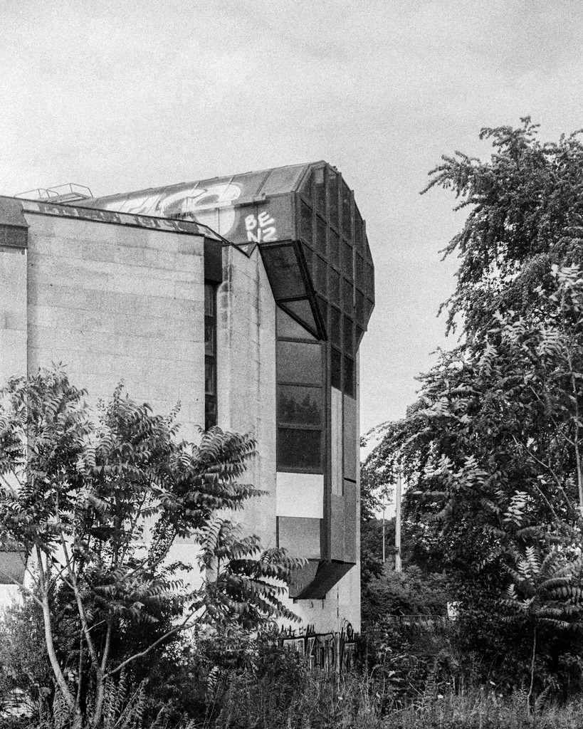 Bowlingtreff Leipzig | Der oberirdische Bau des Bowlingtreffs Leipzig von 1987  im Stil der Postmoderne ist ein Zeugnis der späten DDR-Architektur. - Realisiert mit Pictrs.com