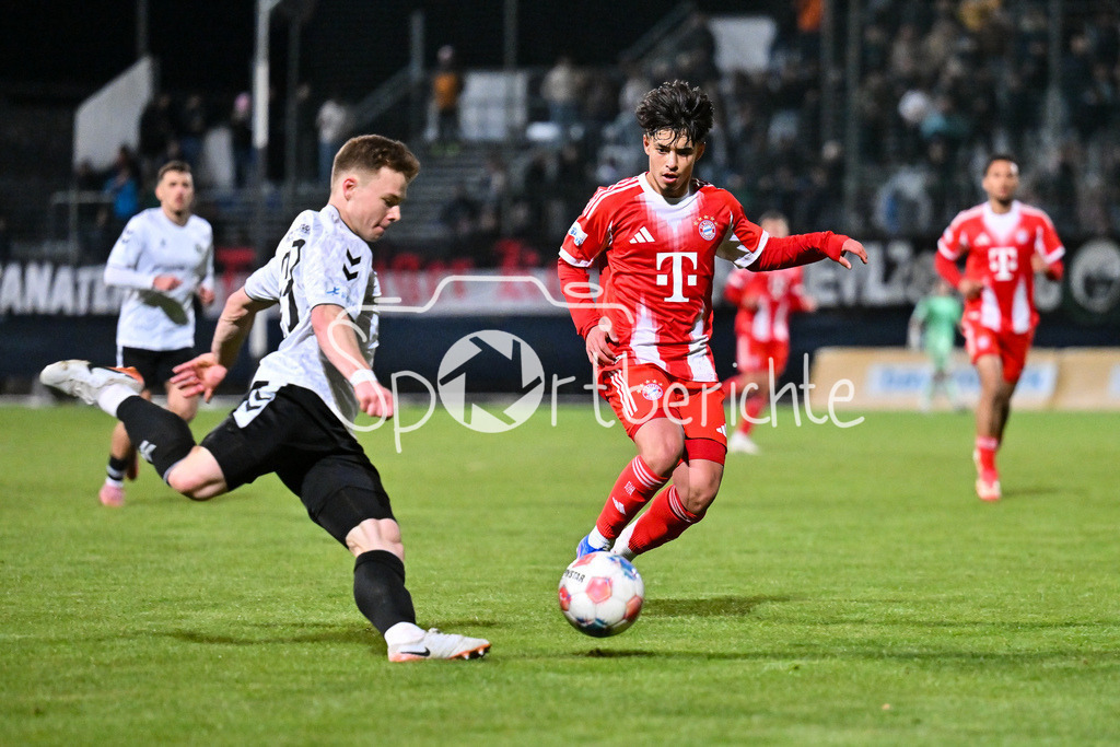 SV Wacker Burghausen - FC Bayern Amateure | BURGHAUSEN, GERMANY - 01. APRIL: im Duell Jannis TURTSCHAN (Wacker Burghausen 23) und Maycon NORMANHA CARDOZO (FC Bayern München 20) während dem Match zwischen dem SV Wacker Burghausen und den Amateuren des FC Bayern München am 26. Spieltag der Regionalliga Bayern im Flatbuy Stadion