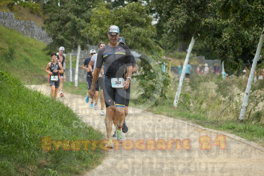 250824_1345_EX1_3518 | Sportfotografie im Rhein-Sieg Kreis, Köln, Bonn, NRW, Rheinland Pfalz, Hessen, etc. Unser Tätigkeitsfeld umfasst den Laufsport vom Volkslauf über den Marathon, Duathlon, Triathon bis zum Ultralauf wie Kölnpfad Ultra oder Schindertrail.