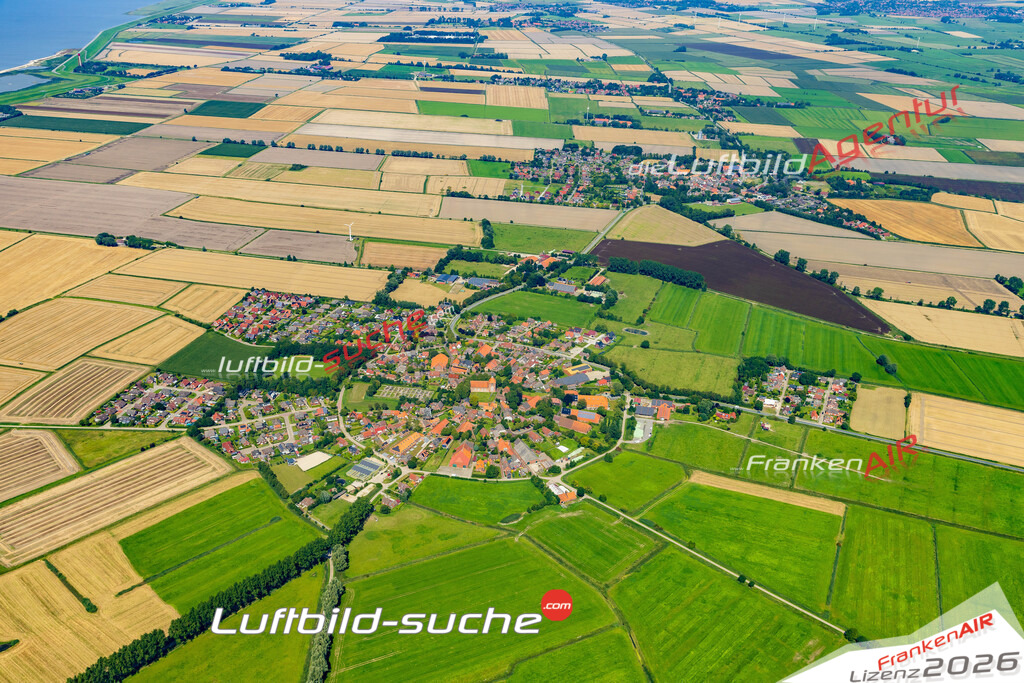 Rysum Krummhörn Bild- Das Luftbild wurde 2025 vom UL-Flugzeug heraus erstellt ( keine Drohne bzw. Drohnenaufnahme ) - Hochauflösende Luftaufnahme -Nicht vergleichbar mit Google Maps oder Satelittenbilder- Die Geschenkidee !Mit Lizenz und Bildrechte bestellbar - CC