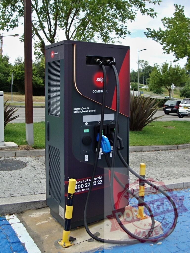 EDP Comercial electric vehicle charging station outdoors | Electric vehicle charger providing power for sustainable transportation - Realisiert mit Pictrs.com