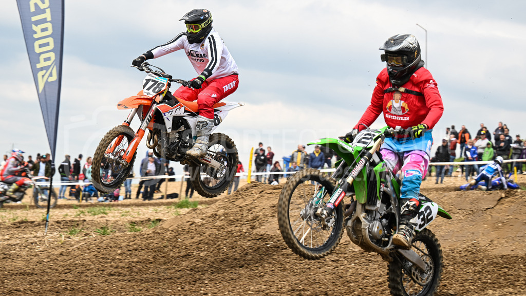 Motocross Schlatt bei Winterthur - 30. April 2023 | #178 Thierbach Enrico aus Beringen (CH) auf Honda CRF 450 R und #32 Scheiben Raphael aus Lamperswil (CH) auf Honda CR 500 in der Kategorie Senioren am Motocross Schlatt bei Winterthur, 30. April 2023. 
Instagram: @mx_schlatt | @mc_wila | @sam_schweiz
Bild: Sportfotografie Markus Aeschimann | www.markus-aeschimann.ch - Realisiert mit Pictrs.com