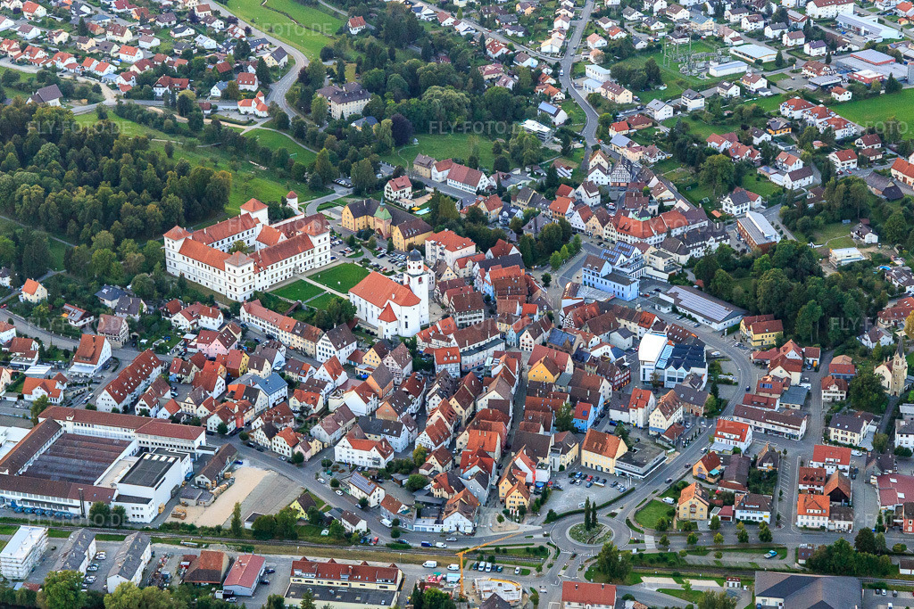 Luftbild: Schloss Meßkirch, Herz-Jesu-Heim Meßkirch und kathol. Kirche St. Martin in Meßkirch im Bundesland Baden-Württemberg in Deutschland. – Foto: IMG_094422.jpg vom 27.08.2016 durch Werner Riehm/FLY-FOTO.de – Auflösung des Originals: 5242 x 3495 px – Schloß Meßkirch Tagungen, Seminare und Feiern – Herz-Jesu-Heim Meßkirch | Stadt Meßkirch – WWW.MESSKIRCH-SAULDORF.DE