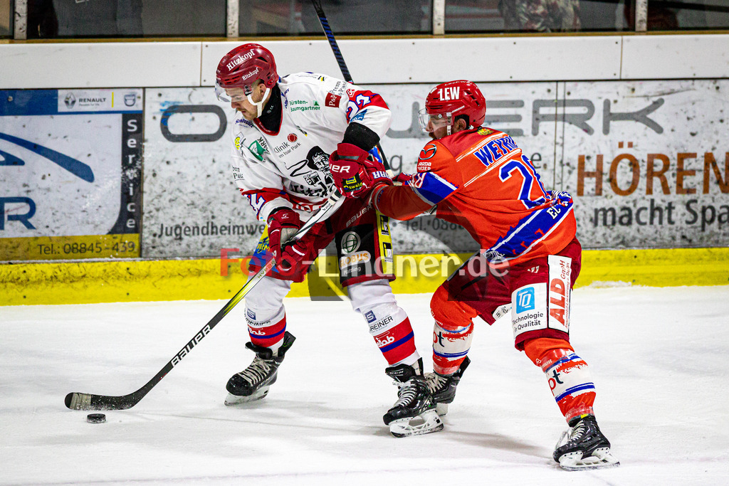 EC Peiting vs Deggendorder SC | Eishockey Oberliga Süd Vorrunde 2024/2025, EC Peiting vs Deggendorder SC, 20241117,Zweikampf zwischen David STACH (DSC 22) und Fabian WEYRICH (ECP 28),2024-11-17 in Peiting (Eisstadion)Fabian WEYRICH (ECP 28), David STACH (DSC 22)Copyright: WolfgangxLindner foto-lindner.de