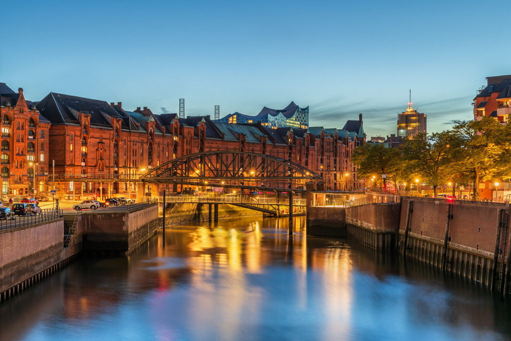 10241013 - Blaue Stunde am Zollkanal | Blick über den Zollkanal auf die Speicherstadt und die Elbphilharmonie.