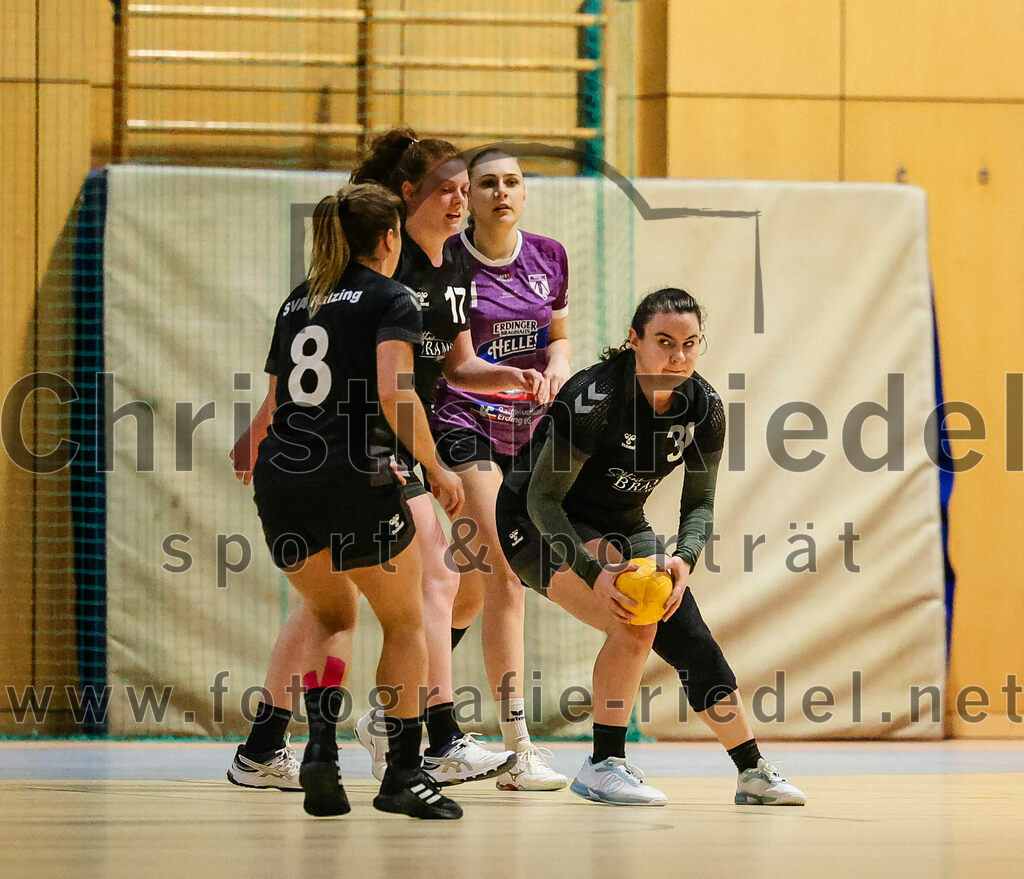 2024-02-10_117_SpVgg_Altenerding_gegen_SVA_Palzing | Erding, Deutschland, 10.02.2024:
Handball, Bezirksoberliga Frauen Altbayern 2023 / 2024, 14. Spieltag, SpVgg Altenerding gegen SVA Palzing, Endergebnis: 27:28

Franziska Rommel (SVA Palzing, #8), Christina Schredl (SVA Palzing, #17), Daniela Huber (SVA Palzing, #31)

Foto: Christian Riedel / fotografie-riedel.net
