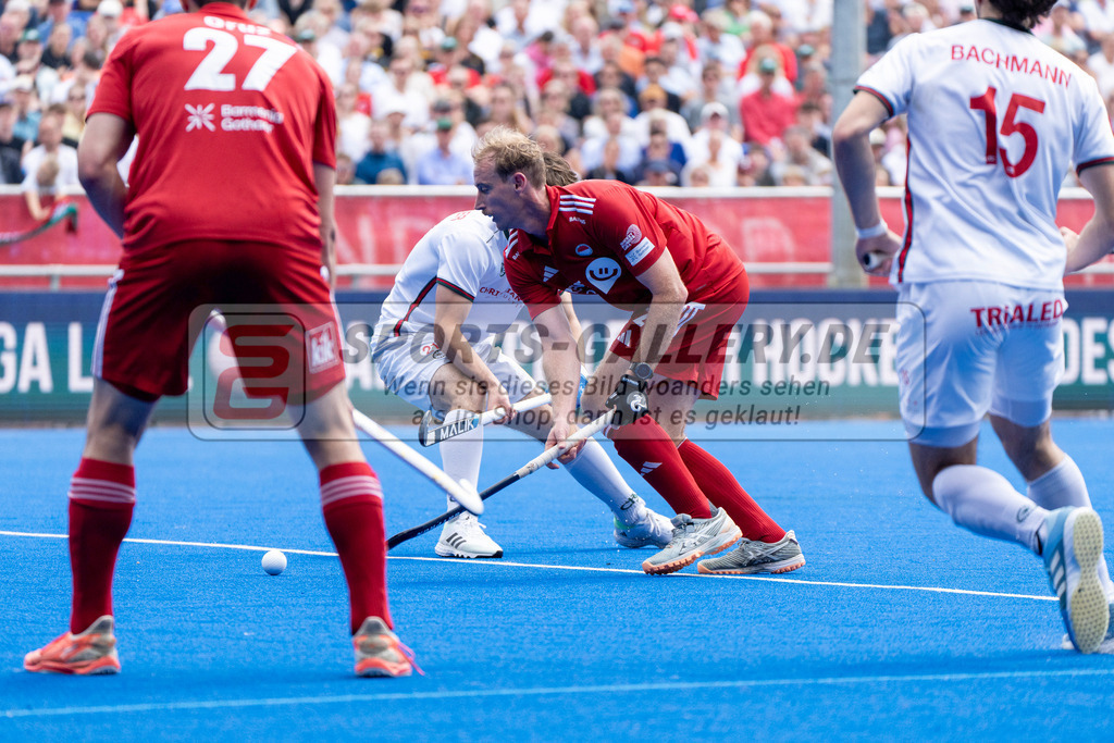 Final4_20250601-1441-HK108633 | Krefeld, Deutschland, 01.06.2025:  Feldhockey Final4 2025 – „Deutsche Feldhockey-Meisterschaften 2025“ Crefelder HTC - Rot-Weiss Köln (Finale Herren) im Gerd-Wellen-Hockeyanlage am 01.06.2025 in Krefeld, Deutschland. (Foto von Kramhöller/Fehrmann/Kaste)Krefeld, Germany, 01.06.2025: Feldhockey Final4 2025 – „Deutsche Feldhockey-Meisterschaften 2025“ Harvestehuder HTC - Düsseldorfer HC (Finale Damen) in Gerd-Wellen-Hockeyanlage at 01.06.2025 in Krefeld, Deutschland. (Foto from Kramhöller/Fehrmann/Kaste)