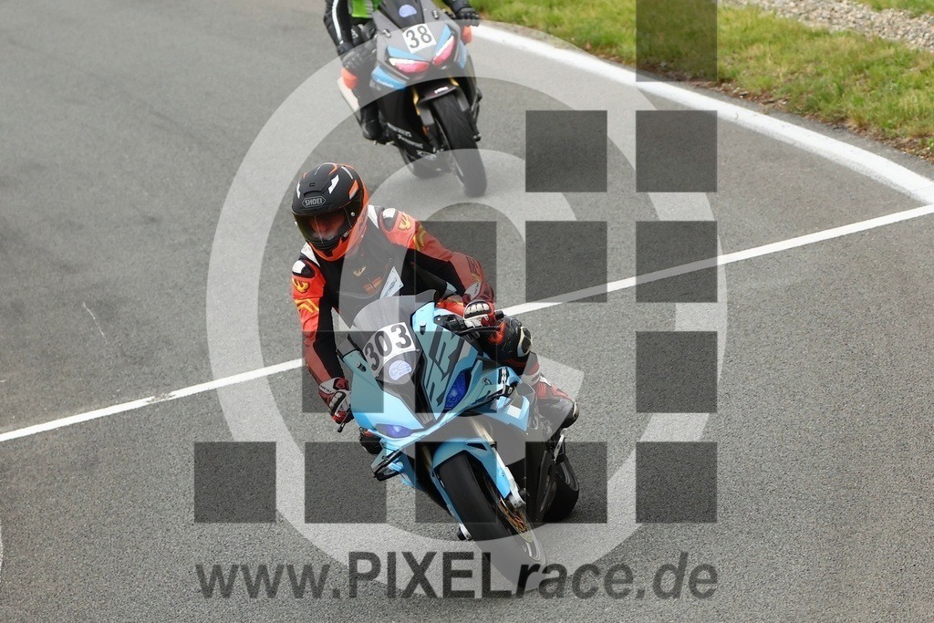 0303-20250602_10247 | Schöne Erinnerungen an spannende Momente - das festzuhalten ist unser Job. PIXELrace.de ist seit 2003 auf den Rennstrecken Europas unterwegs um die Action draußen beim Fahren und die wunderbare Stimmung imm Fahrerlager für euch einzufangen.