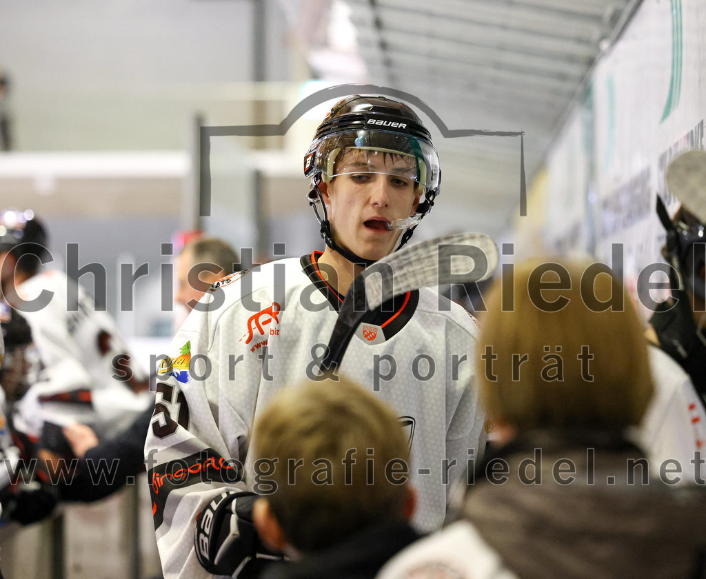 2022-09-30_072_TSV_Erding_gegen_EV_Dingolfing | Erding, Deutschland, 30.09.2022:
Eishockey, Bayernliga 2022 / 2023, Testspiel, TSV Erding gegen EV Dingolfing, Endergebnis: 3:4

Kevin Aigner (EV Dingolfing, #51)

Foto: Christian Riedel / fotografie-riedel.net